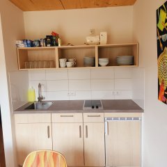 Gut ausgestattete Tee-Küche des Seniorenbüro Neufahrn.