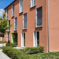 Außenansicht des Seniorenbüro Neufahrn. Das Gebäude ist rot.